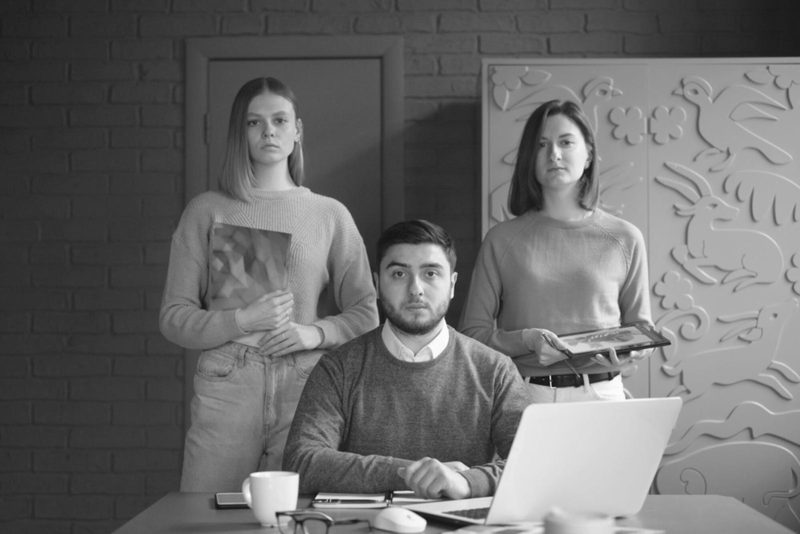 Arbeitsplatz mit Finanzplanungsunterlagen und Laptop